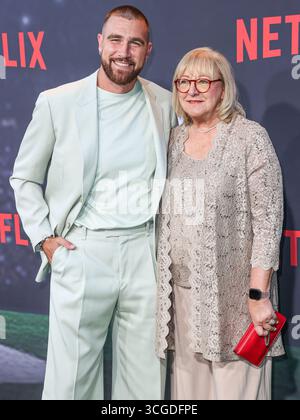 (DATEI) Taylor Swift und Travis Kelce sind verlobt. HOLLYWOOD, LOS ANGELES, KALIFORNIEN, USA - 11. JULI: Die Kansas City Chiefs der National Football League (NFL) Travis Kelce und Mutter Donna Kelce kommen zur Los Angeles Premiere von Netflix 'Quarterback' Staffel 1, die am 11. Juli 2023 im Netflix Tudum Theater in Hollywood, Los Angeles, Kalifornien, USA stattfindet. (Foto: Xavier Collin/Image Press Agency) Stockfoto