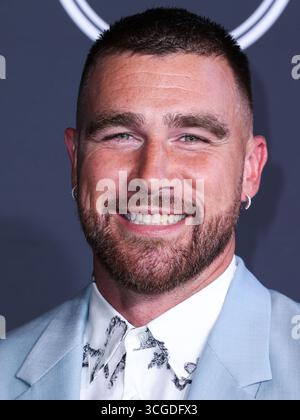 (DATEI) Taylor Swift und Travis Kelce sind verlobt. HOLLYWOOD, LOS ANGELES, KALIFORNIEN, USA - 20. JULI: American Football Tight End für die Kansas City Chiefs der National Football League (NFL) Travis Kelce kommt bei den ESPY Awards 2022 an, die am 20. Juli 2022 im Dolby Theatre in Hollywood, Los Angeles, Kalifornien, USA stattfinden. (Foto: Xavier Collin/Image Press Agency) Stockfoto