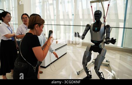 Nanning, China, 27. August 2025. Die Medienjournalisten, die 2025 an der Übersee-Medienreise „Sharing New Opportunities, Hand in Hand for the Future“ teilnahmen, besuchten am 27. August 2025 das China-ASEAN Artificial Intelligence Innovation and Cooperation Center in Nanning, der Hauptstadt der Autonomen Region Guangxi Zhuang im Südwesten Chinas. Quelle: Huang Yanmei/China News Service/Alamy Live News Stockfoto