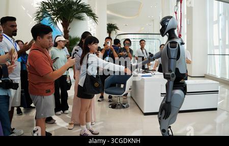 Nanning, China, 27. August 2025. Die Medienjournalisten, die 2025 an der Übersee-Medienreise „Sharing New Opportunities, Hand in Hand for the Future“ teilnahmen, besuchten am 27. August 2025 das China-ASEAN Artificial Intelligence Innovation and Cooperation Center in Nanning, der Hauptstadt der Autonomen Region Guangxi Zhuang im Südwesten Chinas. Quelle: Huang Yanmei/China News Service/Alamy Live News Stockfoto