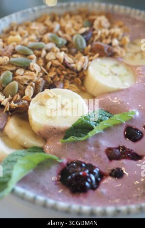 Köstliche Smoothie-Schüssel mit frischem Obst und Müsli Stockfoto