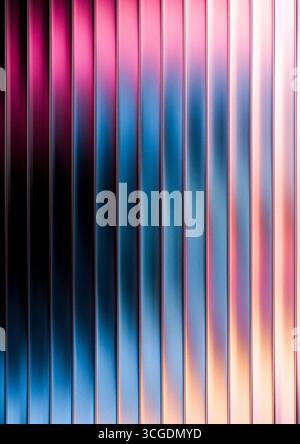 Abstraktes Design mit brechenden blauen, gelben und rosafarbenen Farben durch vertikal gestrichenes Glas, das Verlaufslinien auf schwarzem Hintergrund erzeugt. Modern Stockfoto