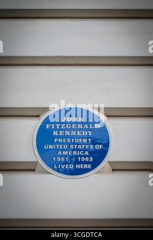 Blaue Plakette für John F. Kennedy, der 13-14 im Princes Gate lebte, ein imposantes Anwesen mit Blick auf den Hyde Park in Knightsbridge, London, England, Großbritannien Stockfoto