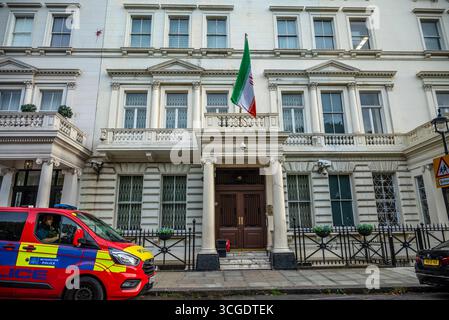 Polizeiwagen vor der Botschaft der Islamischen Republik Iran, Knightsbridge, London, England, Großbritannien Stockfoto