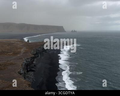 Reynisdrangar Felsformationen und Vik Black Beach von Dyrhólaey Vik Island Stockfoto