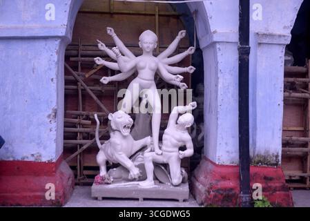Göttinnen werden vor dem Fest mit Lehm vorbereitet. Idole werden für das Durga Puja Festival gemacht. Stockfoto