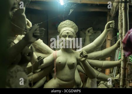 Göttinnen werden vor dem Fest mit Lehm vorbereitet. Idole werden für das Durga Puja Festival gemacht. Stockfoto