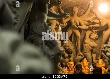 Göttinnen werden vor dem Fest mit Lehm vorbereitet. Idole werden für das Durga Puja Festival gemacht. Stockfoto