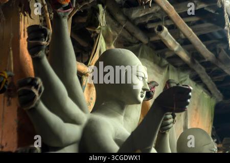 Göttinnen werden vor dem Fest mit Lehm vorbereitet. Idole werden für das Durga Puja Festival gemacht. Stockfoto