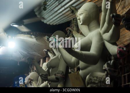 Göttinnen werden vor dem Fest mit Lehm vorbereitet. Idole werden für das Durga Puja Festival gemacht. Stockfoto
