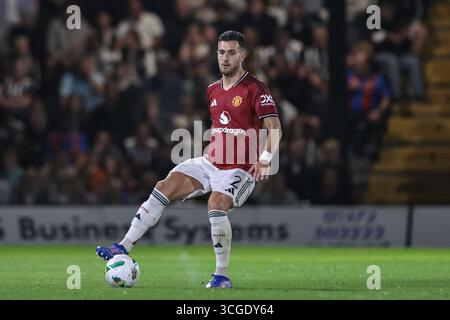 Cleethorpes, Großbritannien. August 2025. Diogo Dalot von Manchester United mit dem Ball beim Carabao Cup Spiel Grimsby Town gegen Manchester United in Blundell Park, Cleethorpes, Vereinigtes Königreich, 27. August 2025 (Foto: Mark Cosgrove/News Images) in Cleethorpes, Vereinigtes Königreich am 27. August 2025. (Foto: Mark Cosgrove/News Images/SIPA USA) Credit: SIPA USA/Alamy Live News Stockfoto