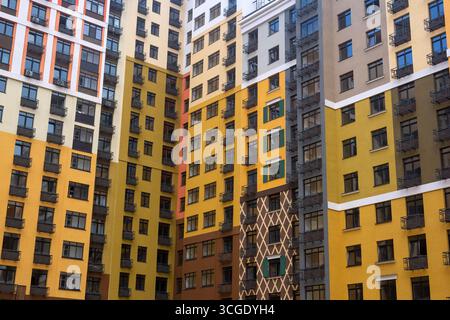 Fassade eines mehrstöckigen Wohngebäudes Stockfoto