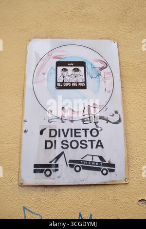 Ein Schild mit dem Aufdruck "alle Cops sind Schweine". Street Art, Graffiti in Bologna, Italien. Stockfoto