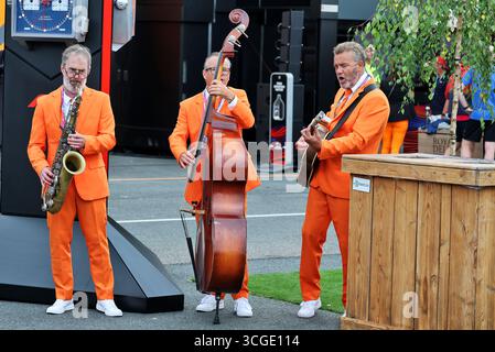 Zandvoort, Niederlande. August 2025. Fahrerlager-Atmosphäre - Musiker. 28.08.2025. Formel-1-Weltmeisterschaft, Rd 15, Grand Prix Der Niederlande, Zandvoort, Niederlande, Vorbereitungstag. Quelle: James Moy/Alamy Live News Stockfoto