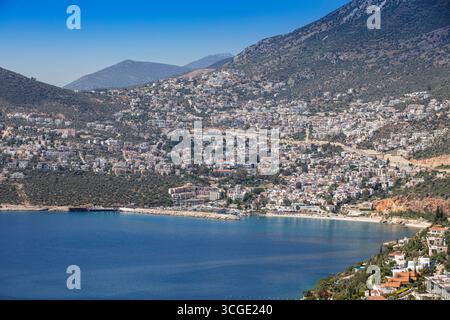 Blick über die Innenstadt von Kalkan an der Mittelmeerküste in der türkischen Provinz Antalya. Stockfoto