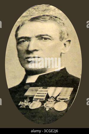 Ein 1915 Porträt des verstorbenen Reverend J W Adams, auch bekannt als James Williams Adams, ein irischer anglikanischer Kaplan, der das Victoria-Kreuz erhielt, nachdem er während des Zweiten Afghanischen Krieges als Kaplan im Bengalen Ecclesiastical Department gearbeitet hatte. Unter schwerem Feuer während der Aktion in Killa Kazi am 11. Dezember 1879 rettete er Männer aus einem tiefen Nullah-Graben und zerrte die Pferde, unter denen die eingeschlossenen Soldaten lagen. Stockfoto