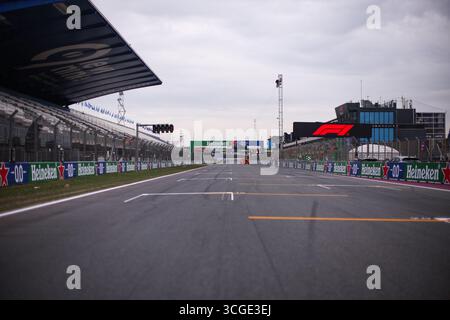 Zandvoort, Pays Bas. August 2025. Allgemeine Ansicht der Hauptgeraden des Zandvoort Circuit während des Formel-1-Grand Prix 2025 Heineken Dutch, 15. Runde der FIA Formel-1-Weltmeisterschaft 2025 vom 29. Bis 31. August 2025 auf dem Zandvoort Circuit, in Zandvoort, Niederlande - Foto Eric Alonso/DPPI Credit: DPPI Media/Alamy Live News Stockfoto