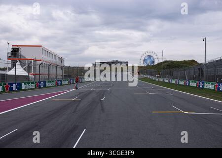 Zandvoort, Pays Bas. August 2025. Allgemeine Ansicht der Hauptgeraden des Zandvoort Circuit während des Formel-1-Grand Prix 2025 Heineken Dutch, 15. Runde der FIA Formel-1-Weltmeisterschaft 2025 vom 29. Bis 31. August 2025 auf dem Zandvoort Circuit, in Zandvoort, Niederlande - Foto Eric Alonso/DPPI Credit: DPPI Media/Alamy Live News Stockfoto