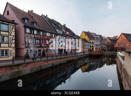 Reihe von bunten Fachwerkhäusern entlang des Kanals in Colmar, Frankreich Stockfoto