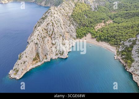 Luftaufnahme von Sazak-Bucht in Adrasan Antalya, Türkei, türkisfarbenes Mittelmeer, felsige Küste, Kiefernwälder und malerische Bucht Stockfoto