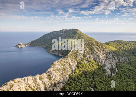 Luftaufnahme von Sazak-Bucht in Adrasan Antalya, Türkei, türkisfarbenes Mittelmeer, felsige Küste, Kiefernwälder und malerische Bucht Stockfoto