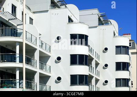 Luxuriöse neu gebaute moderne Apartmenthäuser in einem Küstenresort in England, Großbritannien, Gebäude und Architektur Stock Photo Image Stockfoto