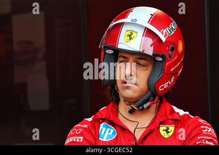 Zandvoort, Niederlande. August 2025. Ferrari Mechaniker. 28.08.2025. Formel-1-Weltmeisterschaft, Rd 15, Grand Prix Der Niederlande, Zandvoort, Niederlande, Vorbereitungstag. Das Foto sollte lauten: XPB/Alamy Live News. Stockfoto