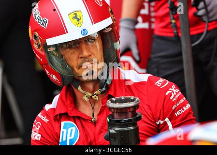 Zandvoort, Niederlande. August 2025. Ferrari Mechaniker. 28.08.2025. Formel-1-Weltmeisterschaft, Rd 15, Grand Prix Der Niederlande, Zandvoort, Niederlande, Vorbereitungstag. Das Foto sollte lauten: XPB/Alamy Live News. Stockfoto