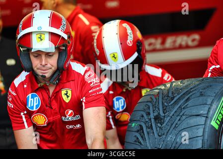 Zandvoort, Niederlande. August 2025. Ferrari Mechanik. 28.08.2025. Formel-1-Weltmeisterschaft, Rd 15, Grand Prix Der Niederlande, Zandvoort, Niederlande, Vorbereitungstag. Das Foto sollte lauten: XPB/Alamy Live News. Stockfoto