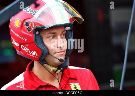 Zandvoort, Niederlande. August 2025. Ferrari Mechaniker. 28.08.2025. Formel-1-Weltmeisterschaft, Rd 15, Grand Prix Der Niederlande, Zandvoort, Niederlande, Vorbereitungstag. Das Foto sollte lauten: XPB/Alamy Live News. Stockfoto