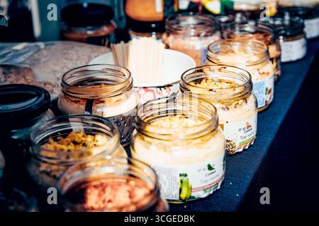 Moskau, Russland, 27. Juli 2019, verschiedene hausgemachte Saucen und Gurken werden auf dem Markt verkauft Stockfoto