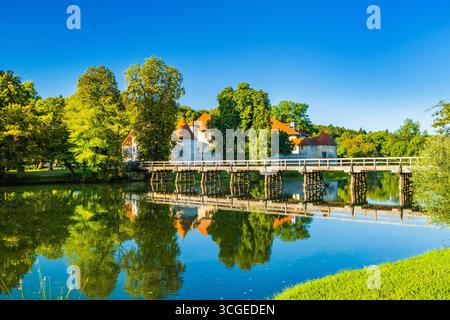Schloss Otocec und Holzbrücke am Fluss Krka in Slowenien Stockfoto