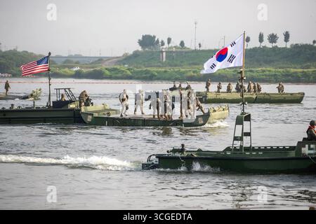 27. August 2025: Yeoju, Südkorea: (Auf diesem Foto des Verteidigungsministeriums) die 7. Korps-Ingenieurbrigade der ROK-Armee und das 11. Infanteriedivision der US-Armee nehmen am 27. August 2025 an einer gemeinsamen Überbrückungsübung in der Nähe des südlichen Han-Flusses in Yeoju, Südkorea, teil. Die dreitägige Übung beginnt am Montag in der Nähe des Namhan River in Yeoju, etwa 65 Kilometer südöstlich von Seoul, mit rund 300 Soldaten und etwa 150 Ausrüstungsgegenständen, darunter KM3 Amphibienfahrzeuge und Bandbrückensysteme, laut der Armee. (Foto von Defense Mini Stockfoto