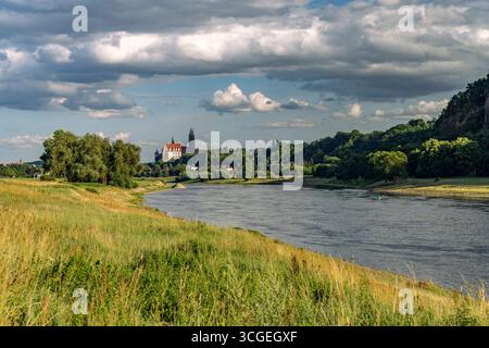 Burgberg und Elbe in Meissen der Burgberg mit Albrechtsburg, Kathedrale und die Elbe in Meißen, Sachsen, Deutschland Albrechtsburg und Cathedr Stockfoto