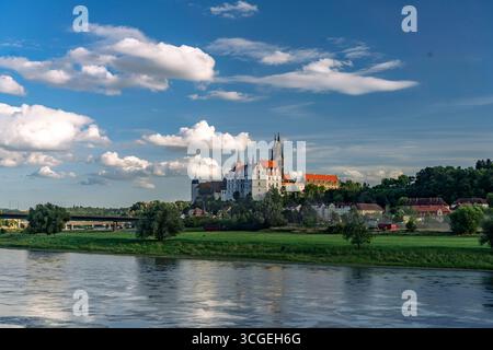 Burgberg und Elbe in Meissen der Burgberg mit Albrechtsburg, Kathedrale und die Elbe in Meißen, Sachsen, Deutschland Albrechtsburg und Cathedr Stockfoto