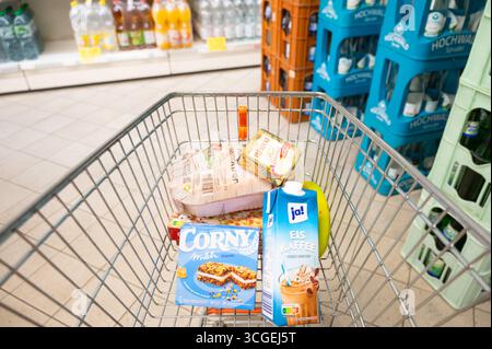 Lebensmittel Im Warenkorb, Lebensmittel Kaufen, Supermarkt In Trier, Preise Erhöhen, Hohe Lebenshaltungskosten Und Inflation, Kaffee, Käse Und Gemüse, Stockfoto