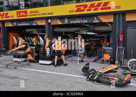 ZANDVOORT, NIEDERLANDE - 28. AUGUST: Eine allgemeine Ansicht der Garage des McLaren F1 Teams während der Vorschauen vor dem Formel 1 Grand Prix der Niederlande auf dem Circuit Zandvoort am 28. August 2028 in Zandvoort, Niederlande. (Foto: Vince Mignott/Alamy Live News) Stockfoto