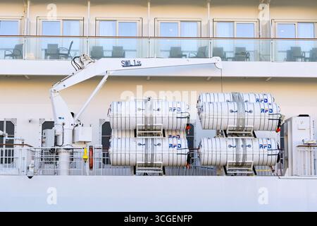 Lissabon, Portugal - 13. Januar 2025: Aufblasbare Rettungsboote, die an der Seite eines Kreuzfahrtschiffs gelagert werden. Stockfoto