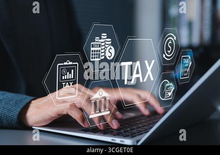 Digitales Steuermanagementkonzept. Person, die auf einem Laptop mit Finanzsymbolen wie Steuerbelegen, Berechnungen, Fristen und behördlichen Unterlagen arbeitet Stockfoto