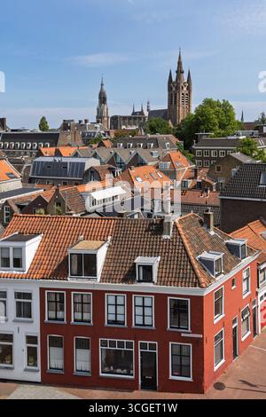 Panoramablick auf die historischen Dächer von Delft mit den berühmten Türmen Oude Kerk (Alte Kirche) und Nieuwe Kerk (neue Kirche), die die Skyline dominieren. Stockfoto