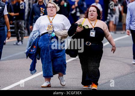 Zandvoort, Niederlande. August 2025. F1-Fans im Fahrerlager vor dem Start des Formel-1-Grand-Prix 2025 von Heineken Dutch auf dem Circuit Zandvoort am 28. August 2025 in Zandvoort, Niederlande. (Foto: Marcel ter Bals/MTB-Photo/Alamy Live News) Stockfoto