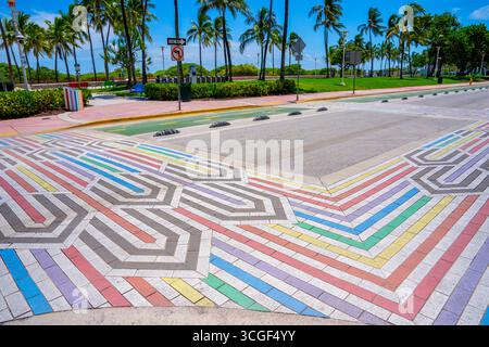 Rainbow Crosswalk Miami Beach 12th St und Ocean Drive Stockfoto