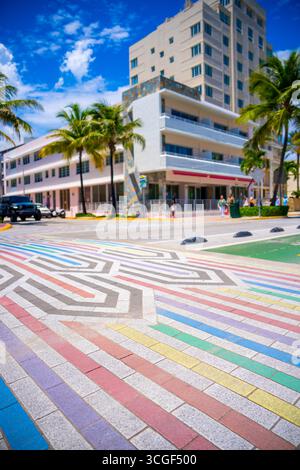 Rainbow Crosswalk Miami Beach 12th St und Ocean Drive Stockfoto