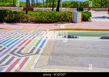 Rainbow Crosswalk Miami Beach 12th St und Ocean Drive Stockfoto