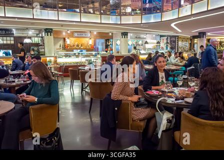 Madrid, Spanien, Weitwinkelansicht, innen, Menschen, gemeinsame Getränke, Bar, Luxushotel, spanisches Bistro-Restaurant Gran Mella Palacio de Los Duques » Stockfoto