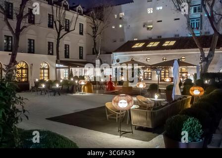 Madrid, Spanien, Weitwinkelblick, Luxushotel, 'Gran Mella Palacio de Los Duques » leeres Restaurant Terrasse, Nacht Stockfoto