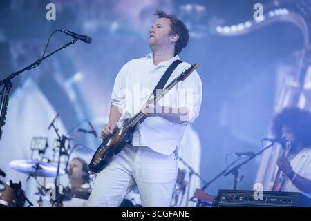 Paris, Frankreich. August 2025. Chris Baio, der Bassist der Vampire Weekend Band, tritt live auf der Bühne des Rock en seine Musikfestivals auf. Vampire Weekend, die Indie-Rock-Band aus New York, trat am zweiten Tag des Rock en seine 2025 Musikfestivals im Domaine National Parc de Saint-Cloud in Paris auf. Quelle: SOPA Images Limited/Alamy Live News Stockfoto