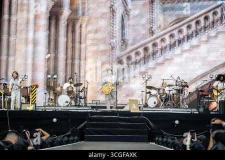 Paris, Frankreich. August 2025. Vampire Weekend, eine Indie-Rock-Band aus New York, tritt live auf der Bühne des Rock en seine-Musikfestivals auf. Vampire Weekend, die Indie-Rock-Band aus New York, trat am zweiten Tag des Rock en seine 2025 Musikfestivals im Domaine National Parc de Saint-Cloud in Paris auf. Quelle: SOPA Images Limited/Alamy Live News Stockfoto