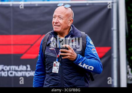 Zandvoort, Niederlande. August 2025. Viaplay-Analist Tim Coronel aus den Niederlanden vor dem Start des Formel-1-Grand-Prix 2025 von Heineken Dutch auf dem Circuit Zandvoort am 28. August 2025 in Zandvoort, Niederlande. (Foto: Marcel ter Bals/MTB-Photo/Alamy Live News) Stockfoto