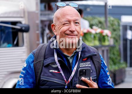 Zandvoort, Niederlande. August 2025. Viaplay-Analist Tim Coronel aus den Niederlanden vor dem Start des Formel-1-Grand-Prix 2025 von Heineken Dutch auf dem Circuit Zandvoort am 28. August 2025 in Zandvoort, Niederlande. (Foto: Marcel ter Bals/MTB-Photo/Alamy Live News) Stockfoto